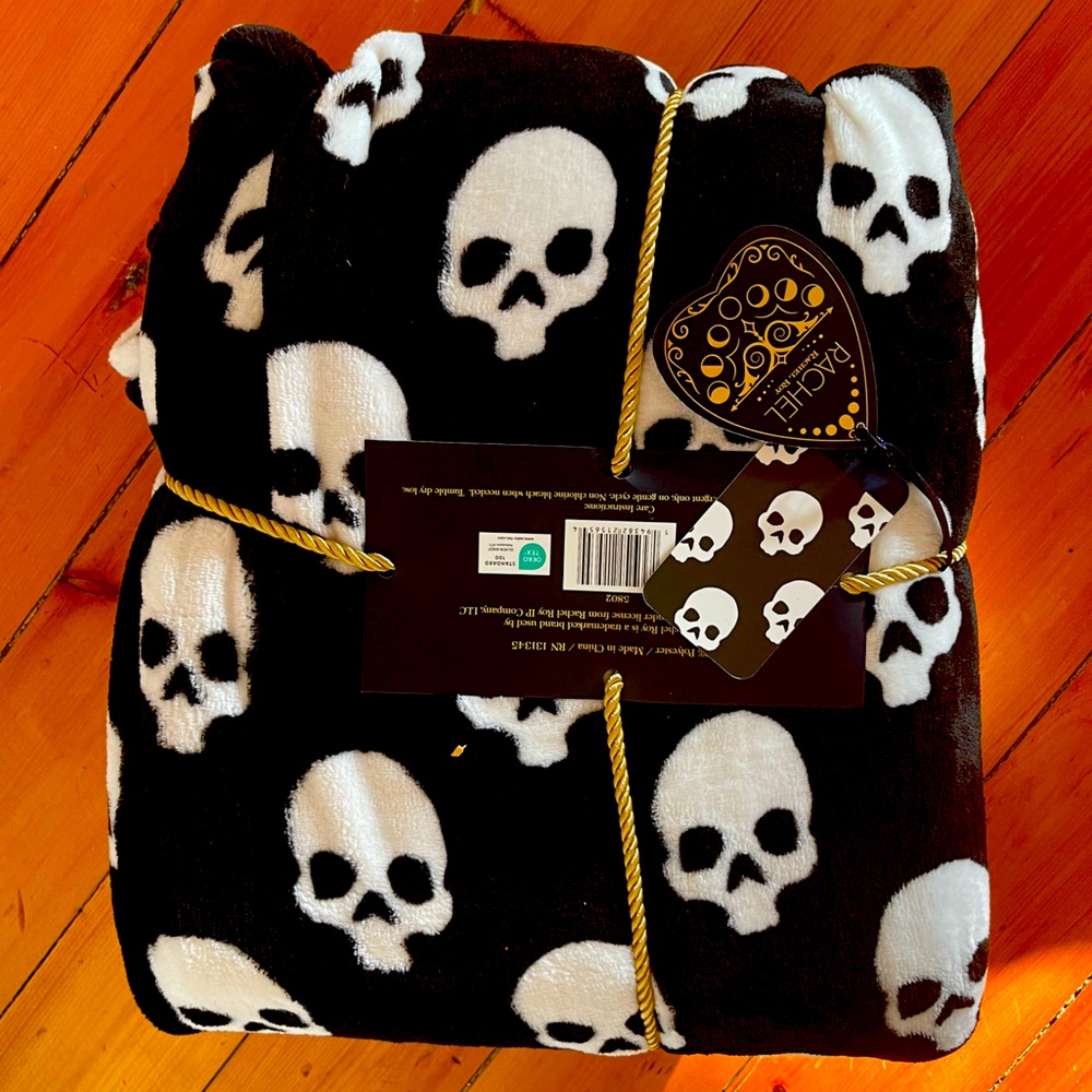 Viral skull blanket, fit for a queen mattress! New with tags!☠️💀☠️💀☠️